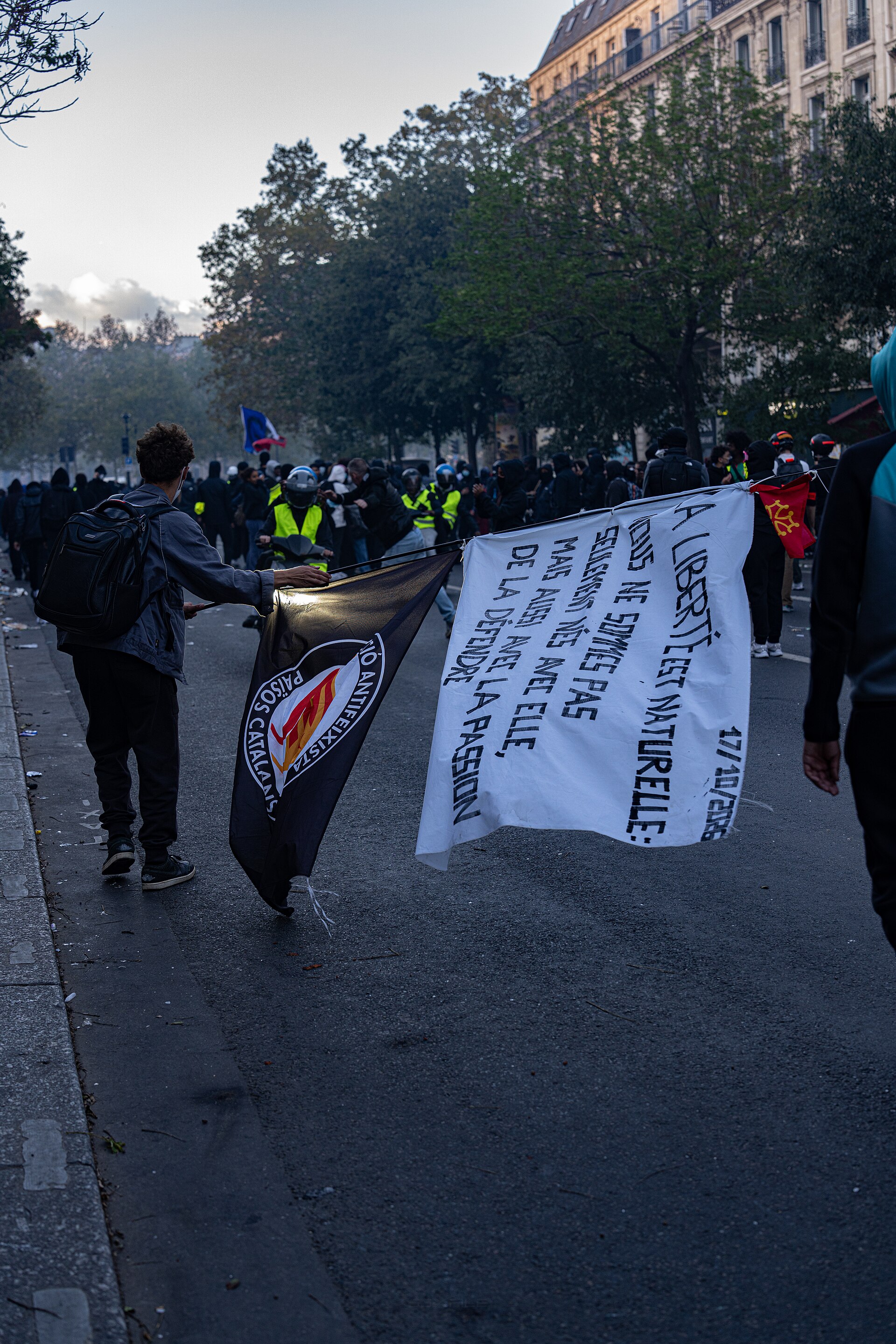Архивное фото: демонстранты с баннером во время протестов в Париже, 17 октября 2026 года.