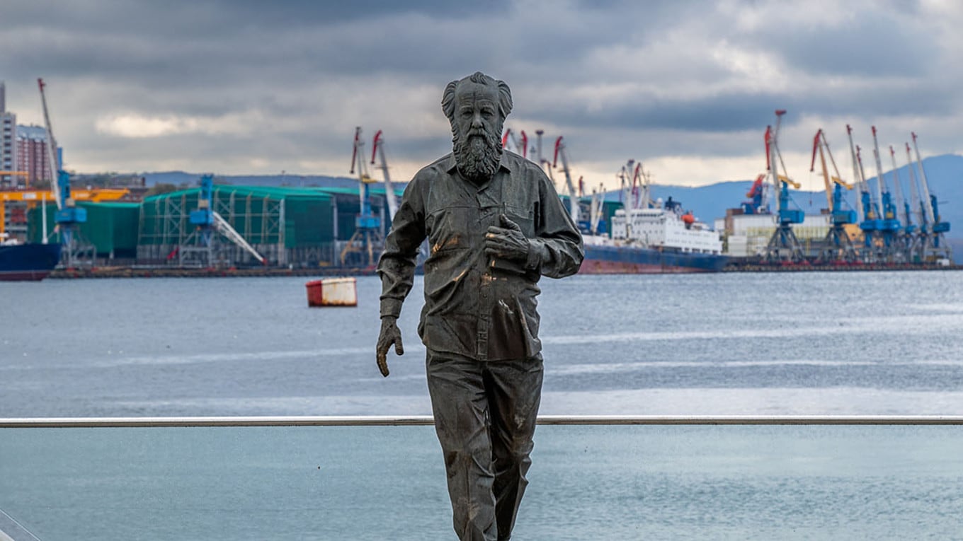 Памятник Солженицыну во Владивостоке.